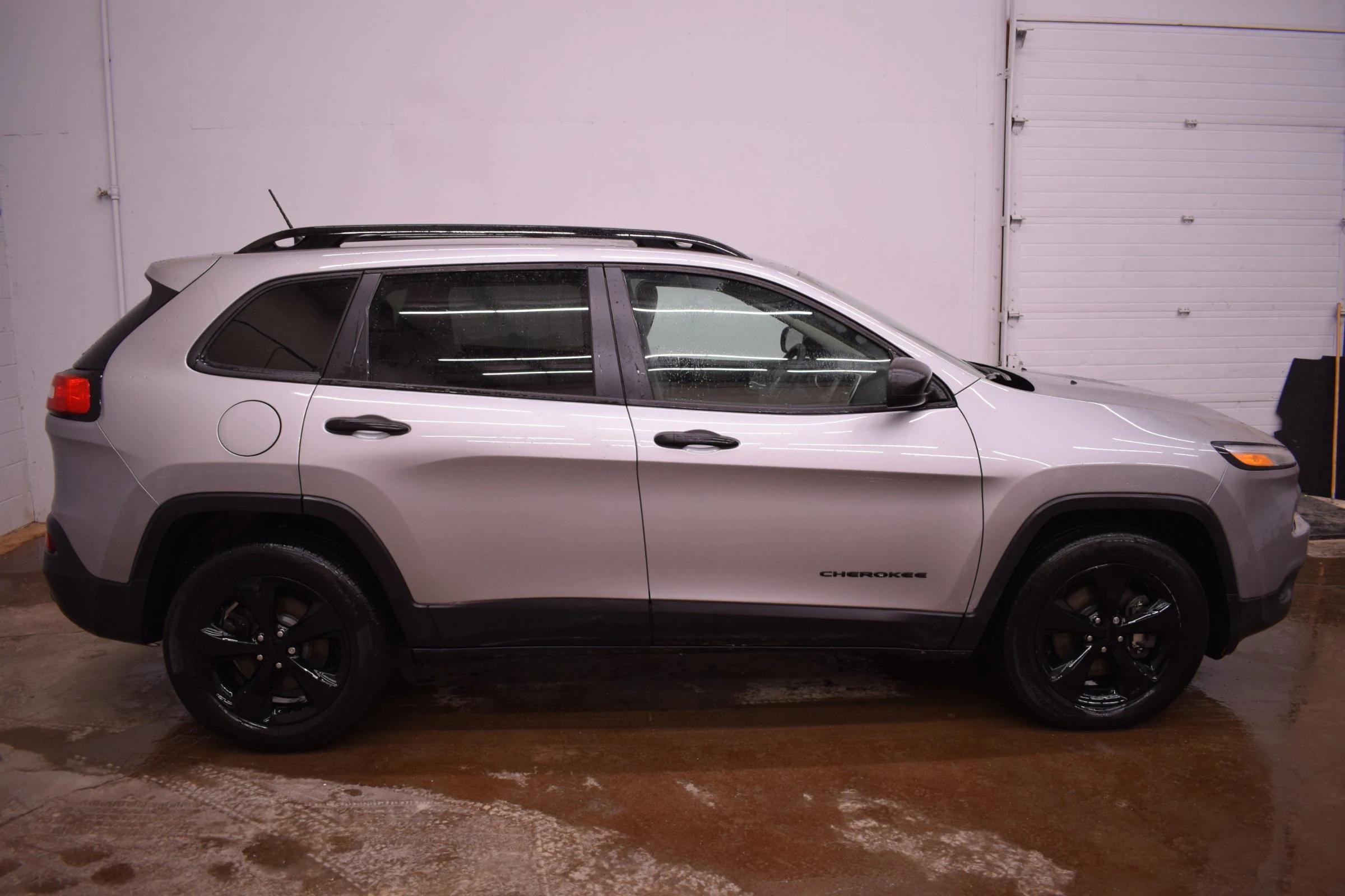 
								2017 Jeep Cherokee Sport full									