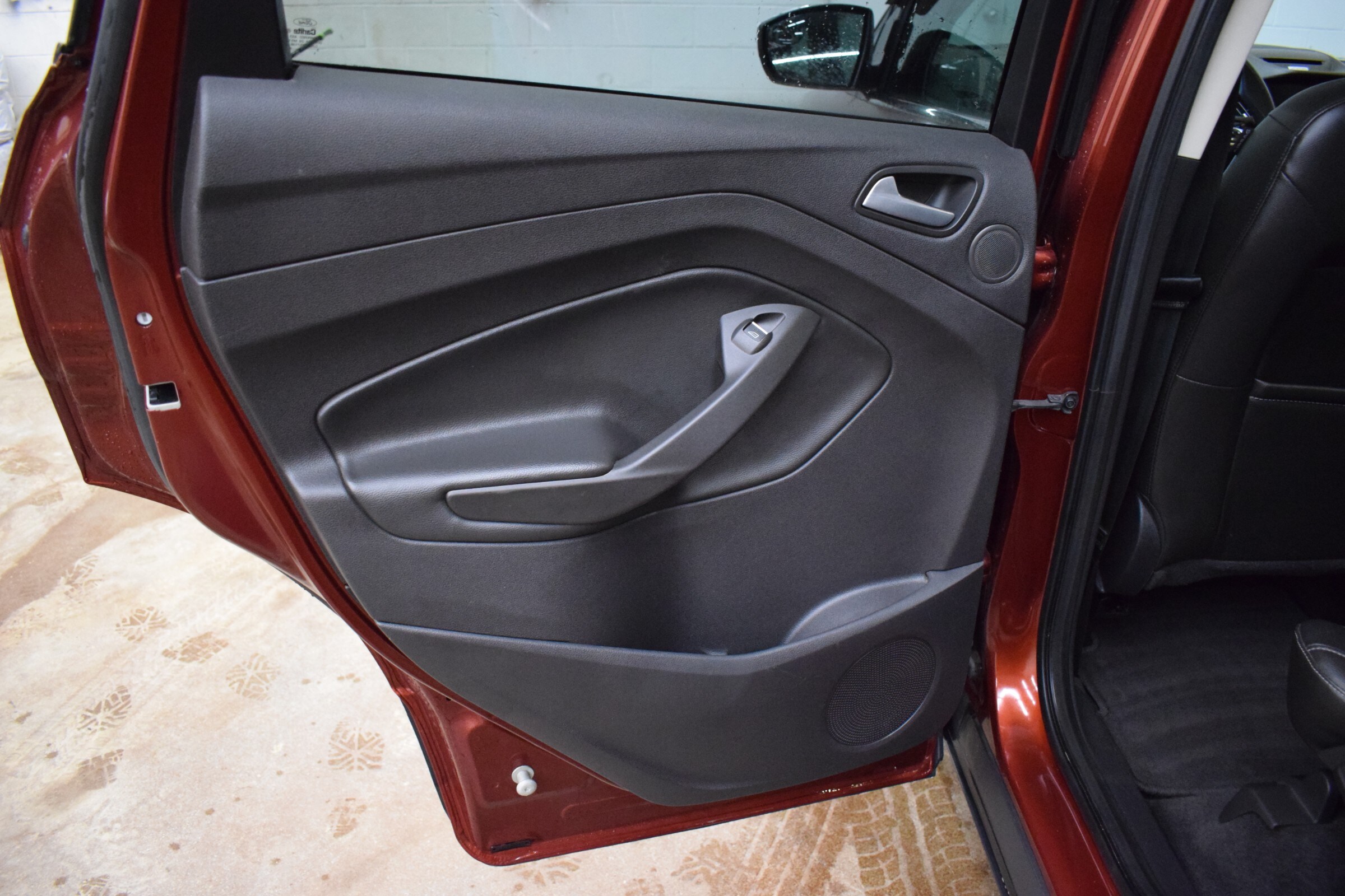 
								2015 Ford Escape SE full									