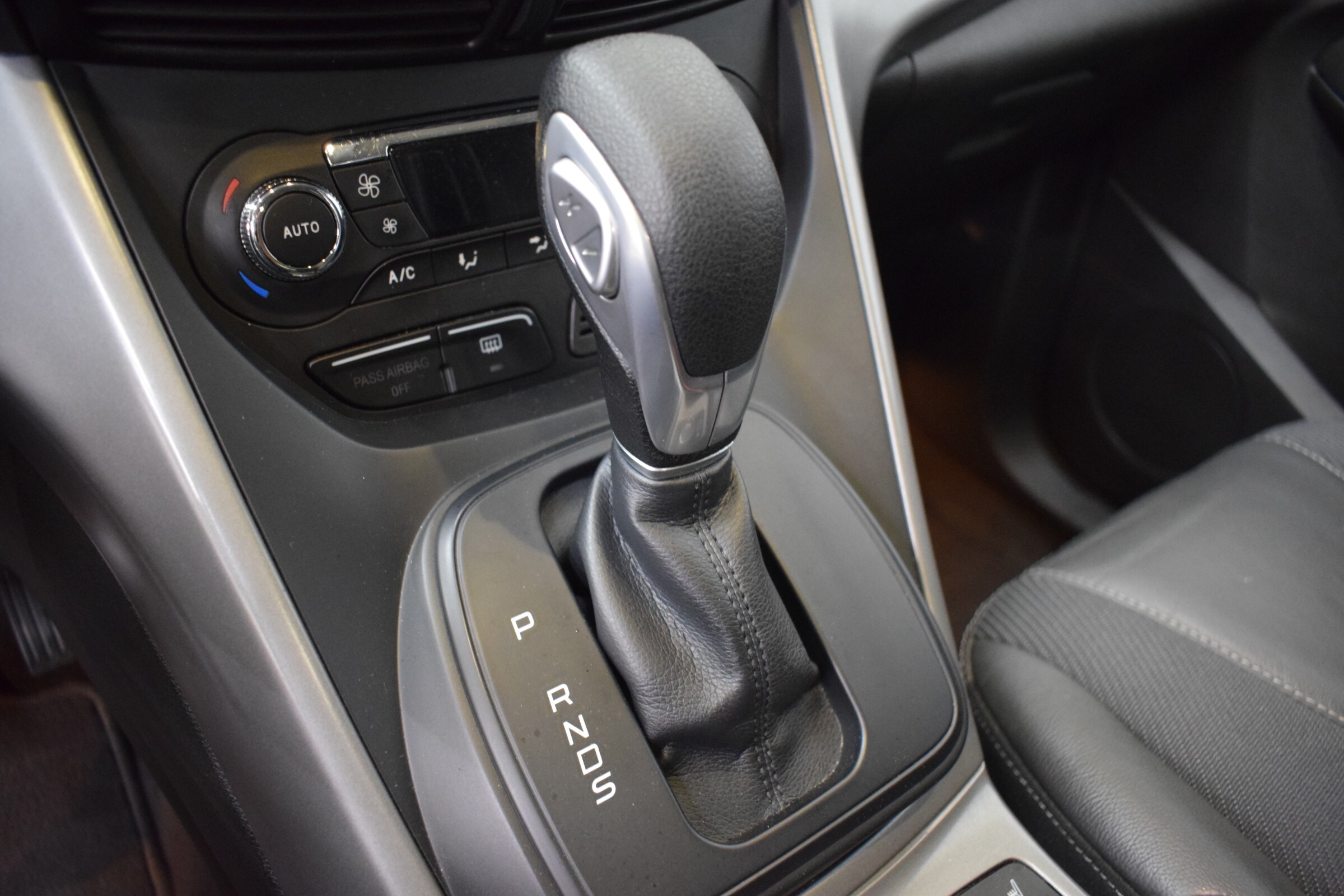 
								2015 Ford Escape SE full									